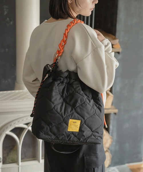 KiU(キウ)の「KIU/キウ トートバッグ 2way パデッドパラコードハンドルトート 撥水 13L K575(トートバッグ・メンズ・アイボリー/グリーン/ブラック/レオパード・FREE)」の1枚目の写真