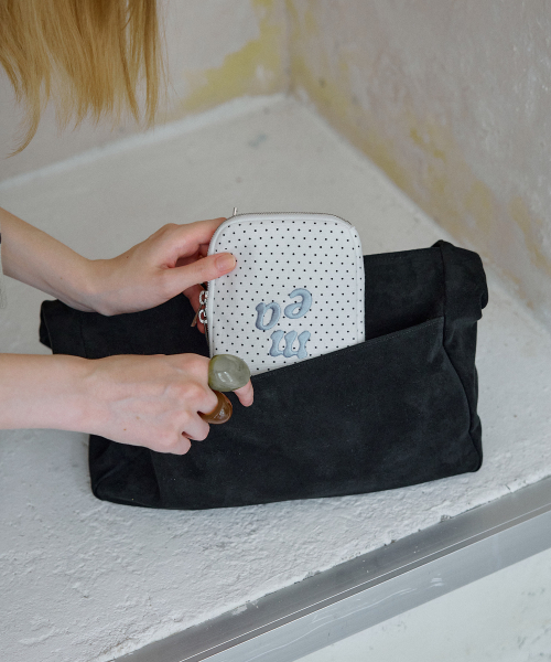 MUCU AND EBONY(ムクアンドエボニー)の「Comfy Hobo Bag _ Suede Black(ショルダーバッグ・レディース・その他・FREE)」の3枚目の写真