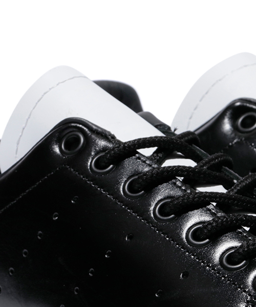 adidas(アディダス)の「adidas Originals STAN SMITH "Black/White"(スニーカー・メンズ・ブラック・26.0cm/27.0cm/26.5cm/27.5cm/28.0cm/28.5cm)」の2枚目の写真