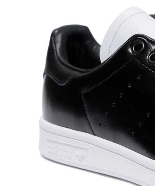 adidas(アディダス)の「adidas Originals STAN SMITH "Black/White"(スニーカー・メンズ・ブラック・26.0cm/27.0cm/26.5cm/27.5cm/28.0cm/28.5cm)」の4枚目の写真