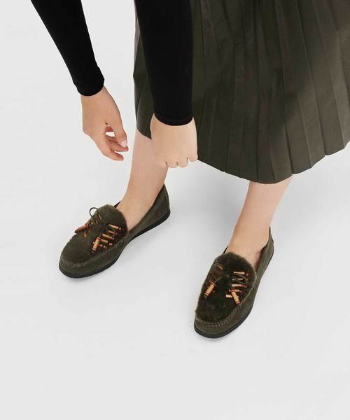 CHARLES & KEITH（チャールズ & キース）の「ファーリーモカシン / Furry Moccasins（モカシン/デッキシューズ・レディース・ブラック/ベージュ/オリーブ・22.5cm/23cm/23.5cm/24.5cm/25cm/25.5cm）」の10枚目の写真