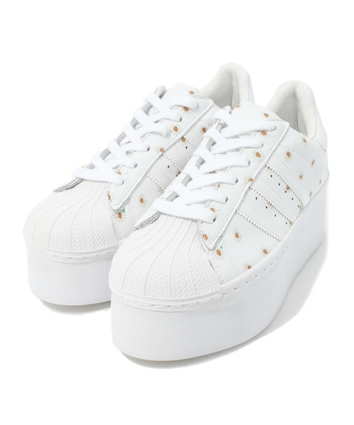 Adidas × Opening Ceremony（アディダス　オープニングセレモニー）の「アディダス オリジナルス×オープニングセレモニー adidas Originals by OPENING CEREMONY OC SUPERSTAR PLAT（スニーカー・レディース・ブラック/ホワイト・24.5cm/22.5cm/23.5cm）」の2枚目の写真