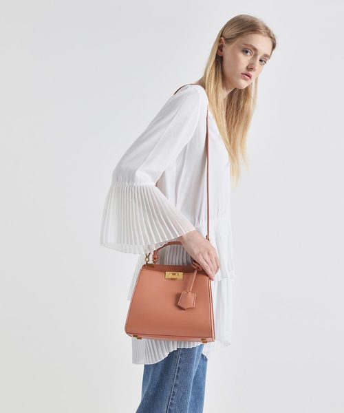 CHARLES & KEITH（チャールズ & キース）の「クラシックメタルディテール プッシュロックバッグ / Classic Metal Detail Push Lock Bag（ハンドバッグ・レディース・ブラック/クリアレッド/ライトピンク/ブルーグリーン/イエロー・S）」の21枚目の写真