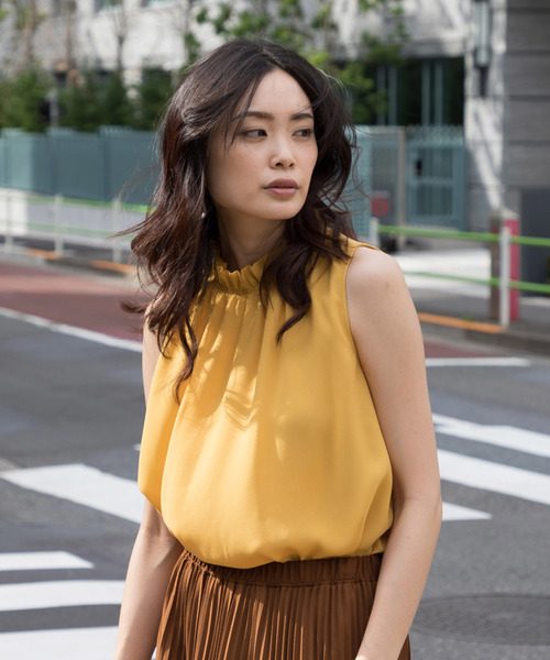 A/C DESIGN BY ALPHA CUBIC（エーシーデザインバイアルファキュービック）の「ハイネックギャザーアシメブラウス（シャツ/ブラウス・レディース・グリーン/オフホワイト/マスタード/ブラック・11号/9号）」の4枚目の写真