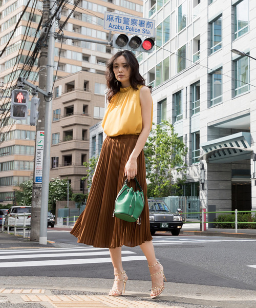 A/C DESIGN BY ALPHA CUBIC（エーシーデザインバイアルファキュービック）の「ハイネックギャザーアシメブラウス（シャツ/ブラウス・レディース・グリーン/オフホワイト/マスタード/ブラック・11号/9号）」の19枚目の写真