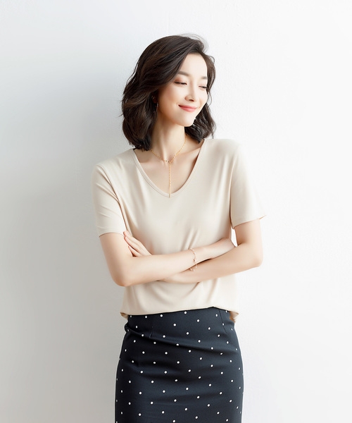 SAISON DE PAPILLON（セゾンドパピヨン）の「とろみVネックシンプルＴシャツ（Tシャツ/カットソー・レディース・ベージュ/ホワイト/ブラック/グリーン・M/L/S）」の7枚目の写真