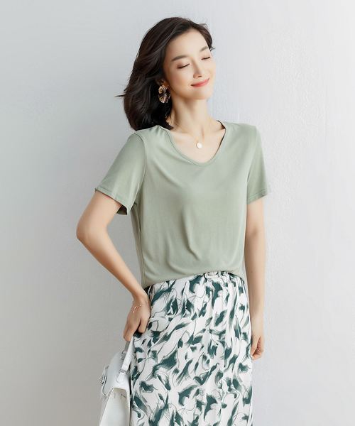 SAISON DE PAPILLON（セゾンドパピヨン）の「とろみVネックシンプルＴシャツ（Tシャツ/カットソー・レディース・ベージュ/ホワイト/ブラック/グリーン・M/L/S）」の8枚目の写真