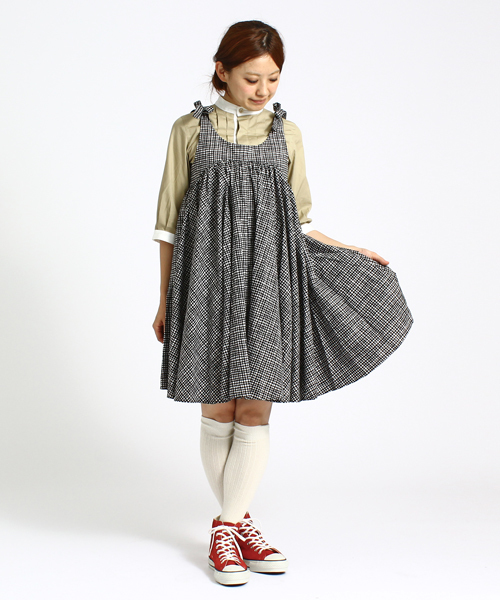 BEAMS BOY（ビームスボーイ）の「BEAMS BOY / チェック 肩リボン キャミワンピース（ワンピース・レディース・ブラック/ネイビー・ONE SIZE）」の2枚目の写真