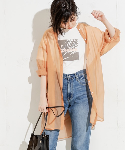 natural couture（ナチュラルクチュール）の「バンドカラーシアーロングシャツ（シャツ/ブラウス・レディース・ベージュ/オフホワイト/オレンジ/ミント・FREE）」の4枚目の写真