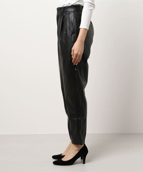 SPINNS（スピンズ）の「フェイクレザーストレートパンツ（その他パンツ