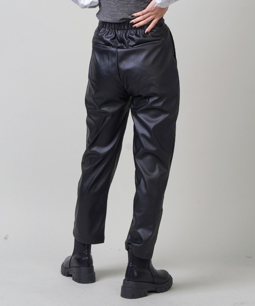 SPINNS（スピンズ）の「フェイクレザーストレートパンツ（その他パンツ