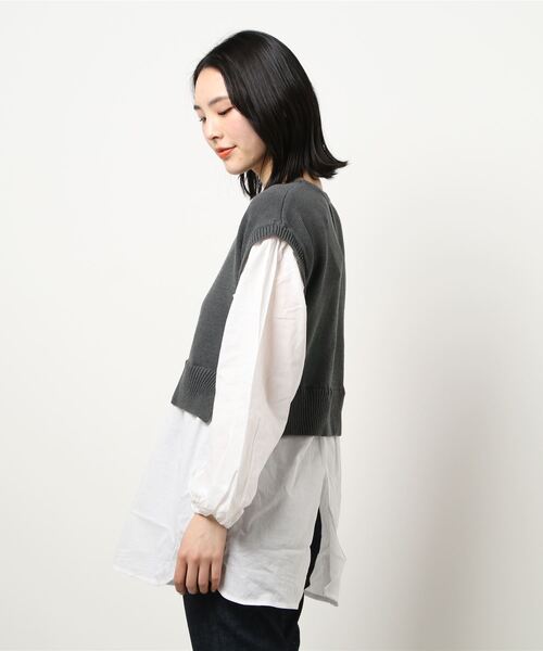 Monocoro toppi（モノコロトッピ）の「バックスリット ブラウス ドッキングニット シャツ ベスト（ベスト・レディース・グレイッシュベージュ/モカ/チャコールグレー/ブラック・M）」の6枚目の写真