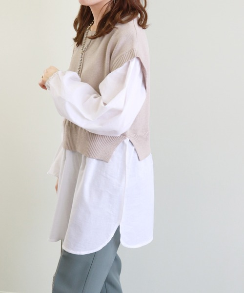 Monocoro toppi（モノコロトッピ）の「バックスリット ブラウス ドッキングニット シャツ ベスト（ベスト・レディース・グレイッシュベージュ/モカ/チャコールグレー/ブラック・M）」の8枚目の写真