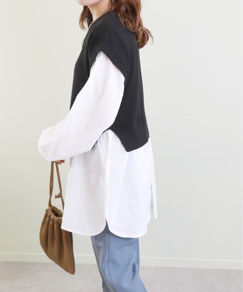 Monocoro toppi（モノコロトッピ）の「バックスリット ブラウス ドッキングニット シャツ ベスト（ベスト・レディース・グレイッシュベージュ/モカ/チャコールグレー/ブラック・M）」の22枚目の写真