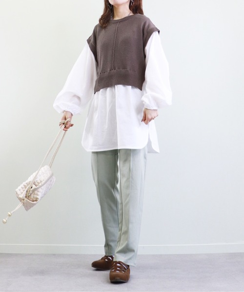 Monocoro toppi（モノコロトッピ）の「バックスリット ブラウス ドッキングニット シャツ ベスト（ベスト・レディース・グレイッシュベージュ/モカ/チャコールグレー/ブラック・M）」の17枚目の写真