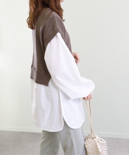 Monocoro toppi（モノコロトッピ）の「バックスリット ブラウス ドッキングニット シャツ ベスト（ベスト・レディース・グレイッシュベージュ/モカ/チャコールグレー/ブラック・M）」の16枚目の写真