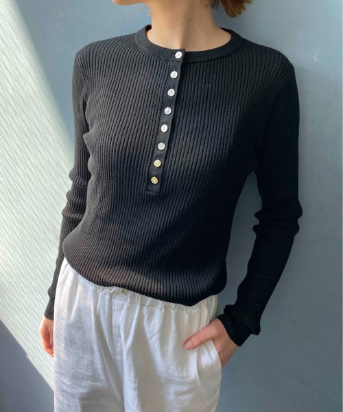 PICCIN（ピッチン）の「ヘンリーネックニット（ニット/セーター・レディース・チャコールグレー/ブラック/ベージュ・M）」の2枚目の写真