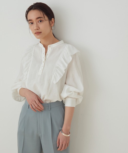 ADAM ET ROPE'(アダムエロペ)の「【WEB限定】ショルダーフリルブラウス(シャツ/ブラウス・レディース・ホワイト/ベージュ系その他/サックスブルー・FREE)」の2枚目の写真