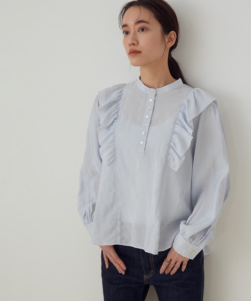 ADAM ET ROPE'(アダムエロペ)の「【WEB限定】ショルダーフリルブラウス(シャツ/ブラウス・レディース・ホワイト/ベージュ系その他/サックスブルー・FREE)」の3枚目の写真