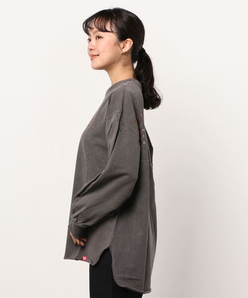Manhattan Portage(マンハッタンポーテージ)の「【 Manhattan Portage / マンハッタンポーテージ 】 ロングスリーブ スリット プリントTシャツ 21FWMPL065 NSB(Tシャツ/カットソー・レディース・ダークブラウン/チャコール・FREE)」の3枚目の写真