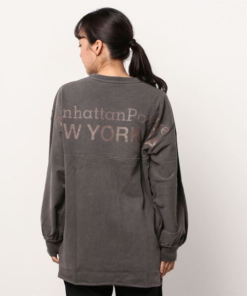 Manhattan Portage(マンハッタンポーテージ)の「【 Manhattan Portage / マンハッタンポーテージ 】 ロングスリーブ スリット プリントTシャツ 21FWMPL065 NSB(Tシャツ/カットソー・レディース・ダークブラウン/チャコール・FREE)」の4枚目の写真