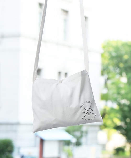 Beauty&Habit(ビューティアンドハビット)の「【Beauty&Habit】キャンバスワンポイントロゴサコッシュ(ショルダーバッグ・メンズ・ブラック/ナチュラル・FREE)」の1枚目の写真