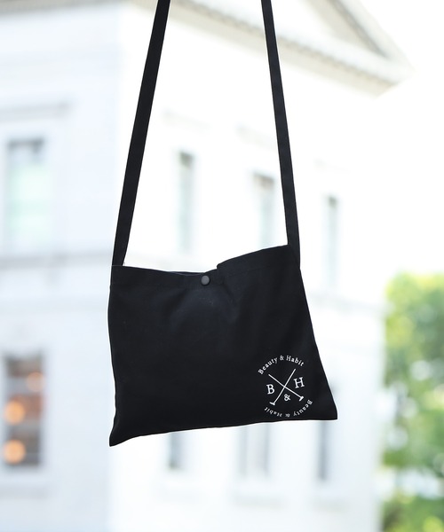 Beauty&Habit(ビューティアンドハビット)の「【Beauty&Habit】キャンバスワンポイントロゴサコッシュ(ショルダーバッグ・メンズ・ブラック/ナチュラル・FREE)」の2枚目の写真