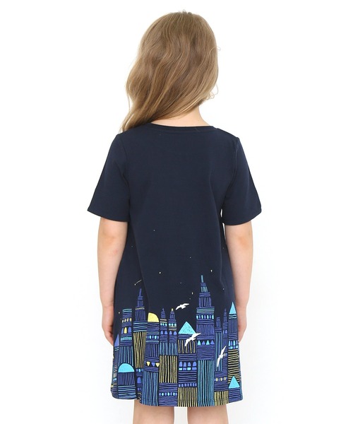 Design Tshirts Store graniph(デザイン ティーシャツ ストア グラニフ)の「ファンタジーナイト|キッズAライン5分袖ワンピース(ワンピース・キッズ・ネイビー・90/110/130)」の2枚目の写真