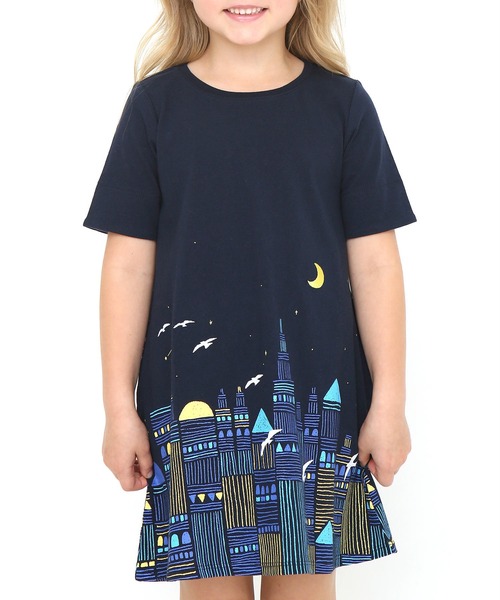 Design Tshirts Store graniph(デザイン ティーシャツ ストア グラニフ)の「ファンタジーナイト|キッズAライン5分袖ワンピース(ワンピース・キッズ・ネイビー・90/110/130)」の3枚目の写真