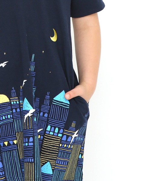 Design Tshirts Store graniph(デザイン ティーシャツ ストア グラニフ)の「ファンタジーナイト|キッズAライン5分袖ワンピース(ワンピース・キッズ・ネイビー・90/110/130)」の5枚目の写真