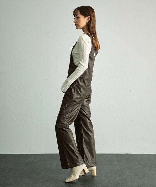 Wrangler（ラングラー）の「フェイクレザー フレアーオーバーオール（サロペット/オーバーオール・レディース・ブラック/ブラウン・SMALL/MEDIUM/X-SMALL）」の4枚目の写真