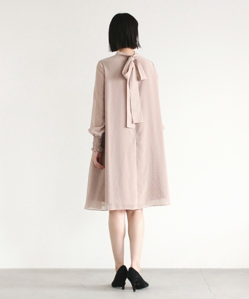 kaene（カエン）の「ラメドビーシャーリングワンピース（ドレス・レディース・ブラック/グレイッシュベージュ・1/2）」の4枚目の写真