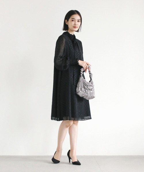 kaene（カエン）の「ラメドビーシャーリングワンピース（ドレス・レディース・ブラック/グレイッシュベージュ・1/2）」の5枚目の写真