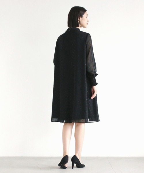 kaene（カエン）の「ラメドビーシャーリングワンピース（ドレス・レディース・ブラック/グレイッシュベージュ・1/2）」の3枚目の写真