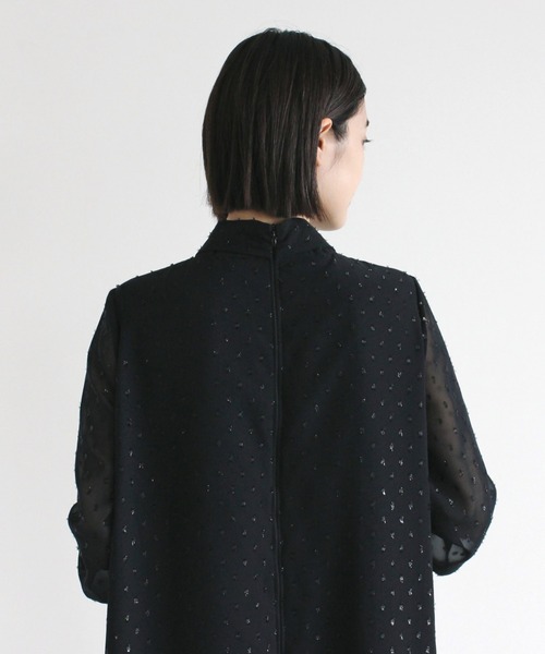 kaene（カエン）の「ラメドビーシャーリングワンピース（ドレス・レディース・ブラック/グレイッシュベージュ・1/2）」の7枚目の写真