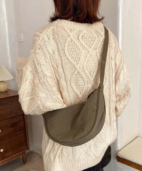 florist（フローリスト）の「【ユニセックス】ハーフムーンショルダーバッグ/ボディバッグ（ショルダーバッグ・レディース・オレンジ/グリーン/オフホワイト/ブラック/マスタード/ワイン/ブルー/グレー・FREE）」の4枚目の写真