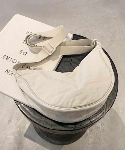 florist（フローリスト）の「【ユニセックス】ハーフムーンショルダーバッグ/ボディバッグ（ショルダーバッグ・レディース・オレンジ/グリーン/オフホワイト/ブラック/マスタード/ワイン/ブルー/グレー・FREE）」の12枚目の写真