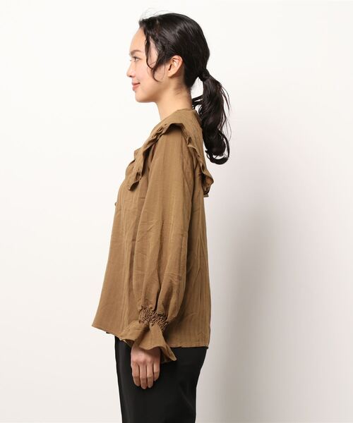 Cham.（チャム）の「ビッグカラーフリルブラウス（シャツ/ブラウス・レディース・ブラウン/ホワイト・F）」の3枚目の写真