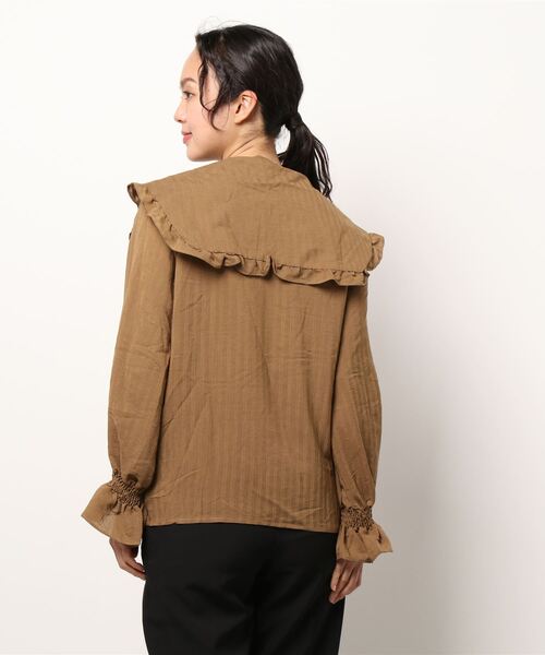 Cham.（チャム）の「ビッグカラーフリルブラウス（シャツ/ブラウス・レディース・ブラウン/ホワイト・F）」の4枚目の写真