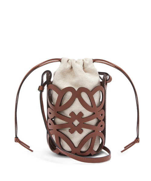 LOEWE(ロエベ)の「アナグラム カットアウト ポケット(クラシックカーフ&キャンバス)(ポーチ・レディース・タン/ホワイト×ブラック/ホワイト×ホワイト/ブルー系その他/オリーブ・ONE SIZE)」の4枚目の写真