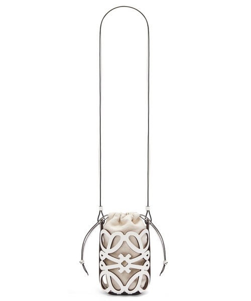LOEWE(ロエベ)の「アナグラム カットアウト ポケット(クラシックカーフ&キャンバス)(ポーチ・レディース・タン/ホワイト×ブラック/ホワイト×ホワイト/ブルー系その他/オリーブ・ONE SIZE)」の11枚目の写真