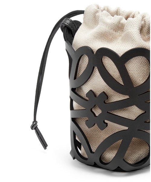 LOEWE(ロエベ)の「アナグラム カットアウト ポケット(クラシックカーフ&キャンバス)(ポーチ・レディース・タン/ホワイト×ブラック/ホワイト×ホワイト/ブルー系その他/オリーブ・ONE SIZE)」の17枚目の写真