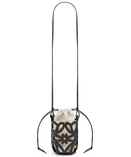 LOEWE(ロエベ)の「アナグラム カットアウト ポケット(クラシックカーフ&キャンバス)(ポーチ・レディース・タン/ホワイト×ブラック/ホワイト×ホワイト/ブルー系その他/オリーブ・ONE SIZE)」の15枚目の写真