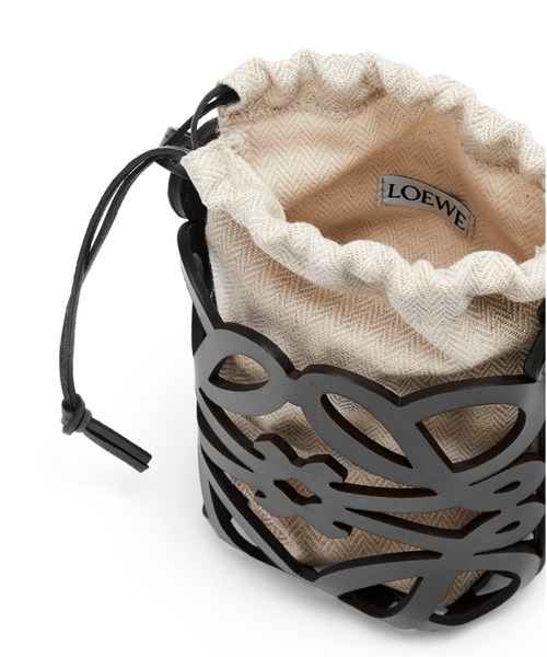 LOEWE(ロエベ)の「アナグラム カットアウト ポケット(クラシックカーフ&キャンバス)(ポーチ・レディース・タン/ホワイト×ブラック/ホワイト×ホワイト/ブルー系その他/オリーブ・ONE SIZE)」の16枚目の写真