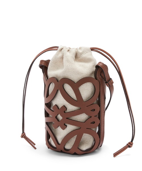 LOEWE(ロエベ)の「アナグラム カットアウト ポケット(クラシックカーフ&キャンバス)(ポーチ・レディース・タン/ホワイト×ブラック/ホワイト×ホワイト/ブルー系その他/オリーブ・ONE SIZE)」の18枚目の写真