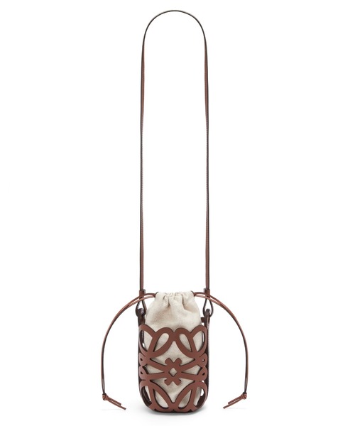LOEWE(ロエベ)の「アナグラム カットアウト ポケット(クラシックカーフ&キャンバス)(ポーチ・レディース・タン/ホワイト×ブラック/ホワイト×ホワイト/ブルー系その他/オリーブ・ONE SIZE)」の19枚目の写真