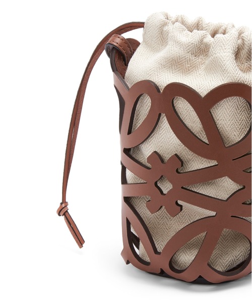 LOEWE(ロエベ)の「アナグラム カットアウト ポケット(クラシックカーフ&キャンバス)(ポーチ・レディース・タン/ホワイト×ブラック/ホワイト×ホワイト/ブルー系その他/オリーブ・ONE SIZE)」の21枚目の写真