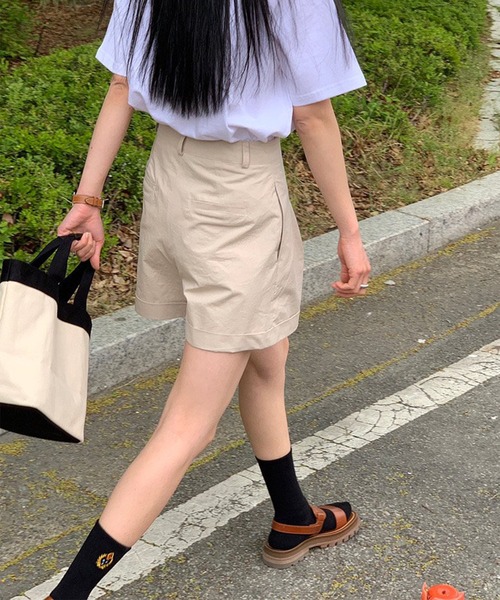 MUYMONA(ムイモナ)の「タック入り コットンショートパンツ mmw22s037【MUYMONA】【2022SS】(その他パンツ・レディース・ベージュ/スミクロ・M/S)」の5枚目の写真