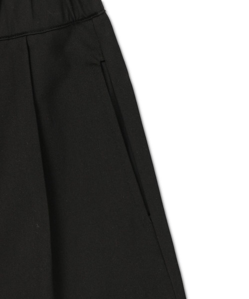 SPINNS(スピンズ)の「センタープレスタック ロールアップショートパンツ(スラックス・レディース・ブラック・ONESIZE)」の3枚目の写真