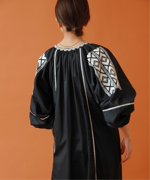 IENA（イエナ）の「maisonコットンシルクエンブロイダリーワンピース（ワンピース・レディース・ホワイト/ブラック/ブラウン・38/36）」の8枚目の写真